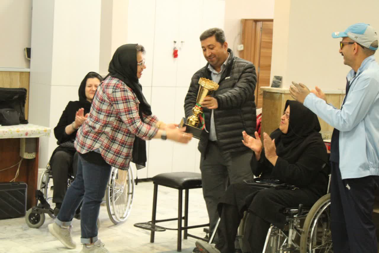 اهدای کاپ قهرمانی به رئیس هیأت استان